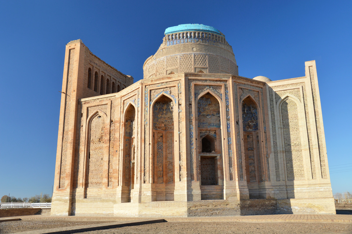 Día 1: Tashkent – Urgench – Khiva
